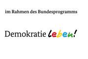 Rechte Hälfte des Logos des Bundesprogramms. Bunter Schriftzug Demokratie leben. Mit Ausrufezeichen. Darüber Schriftzug „im Rahmen des Bundesprogramms“.